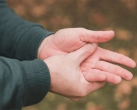 Bị run tay lâu năm, run ngày càng nặng có cách nào cải thiện?