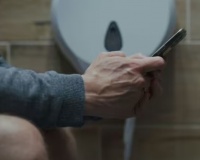 Tuyệt đối không dùng điện thoại khi đi vệ sinh vì lý do bất ngờ