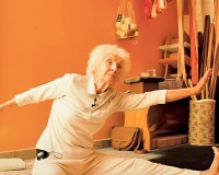 Bí quyết giữ cơ thể dẻo dai của cô giáo yoga 103 tuổi