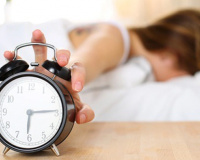 Vì sao bạn lại tỉnh giấc ngay trước khi chuông báo thức kêu?