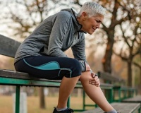 Chân ngứa ngáy khi chạy là do đâu?