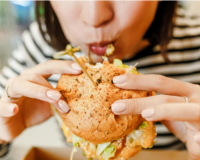 Ăn nhanh: Thói quen nhỏ, hệ lụy lớn cho sức khỏe