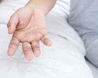 Vỏ gối và thói quen ngủ có liên quan đến rụng tóc?