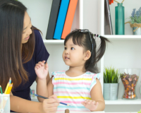 Có nên tiếp tục dạy trẻ “đừng nói chuyện với người lạ”?