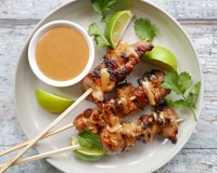 Ăn ngon để tăng cơ: Gà xiên satay ăn kèm sốt đậu phộng