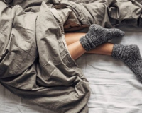 Có nên đi tất khi ngủ?