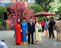 Hà Nội: Người dân nô nức đi lễ chùa ngày mùng 1 Tết Bính Ngọ