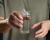 Nguyên nhân run tay khi cầm đồ vật là gì?