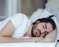 Vì sao nằm nghiêng bên trái tim đập mạnh hơn?