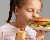 Ăn nhiều đồ siêu chế biến, trẻ dễ gặp nhiều vấn đề hành vi hơn