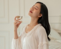 Thói quen xịt nước hoa lên cổ có gây hại tới tuyến giáp?