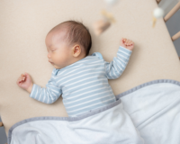 Infographic: Những lầm tưởng về giấc ngủ của trẻ sơ sinh khiến cha mẹ dễ lo lắng