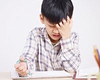 Con gặp khó khăn khi cầm bút, cha mẹ nên làm gì?