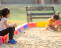 Cha mẹ giúp trẻ 'hóa giải' nỗi cô đơn thế nào? 