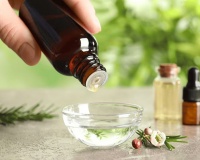 Chăm sóc tóc mùa Hè với tinh dầu tràm trà