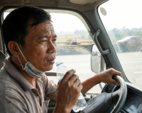Đừng đợi khát mới uống nước khi lái xe đường dài