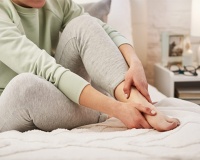 Biến chứng tê bì tay chân, khó ngủ về đêm, mắt mờ do đái tháo đường xử trí thế nào?