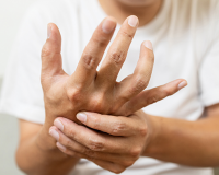 Run tay khi đứng trước đám đông có phải mắc Parkinson không?