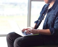Lý do nên bỏ thói quen đặt laptop trên đùi 