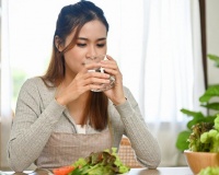 Ăn thực phẩm nào dễ gây khát nước?