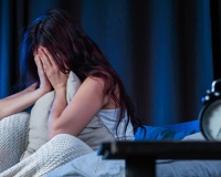 Ngủ muộn khiến bạn dễ cảm thấy lo âu và cô đơn