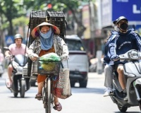 Vùng núi Bắc Bộ và Quảng Ninh có mưa rào và dông, Trung bộ nắng nóng