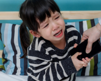 Dỗ trẻ bằng smartphone để lại những hệ lụy lâu dài