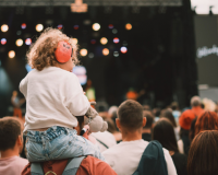 Có nên cho trẻ em đi xem concert?