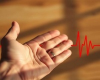 Tại sao tim đập nhanh, vã mồ hôi nhưng kiểm tra tim vẫn bình thường?