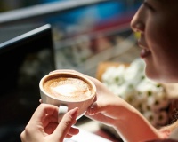 Điều gì xảy ra khi uống cà phê lúc bụng đói?
