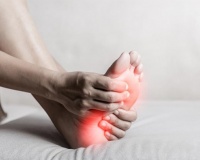 Đái tháo đường 10 năm, bị tê bì châm chích, nóng rát chân phải làm sao?
