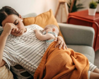 Đừng bắt bản thân mạnh mẽ khi lần đầu làm mẹ