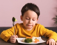 Làm sao để con trẻ bớt kén ăn?