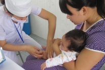 Bố trí đội cấp cứu lưu động ở các điểm tiêm chủng