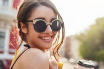 Kính râm: “Lá chắn” bảo vệ đôi mắt trong mùa Hè