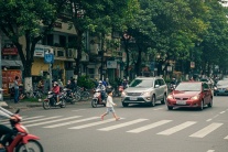 Vì sao tài xế không nên ra tín hiệu để trẻ băng qua đường?