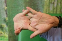 Thói quen bẻ khớp ngón tay có gây ra tình trạng viêm khớp?