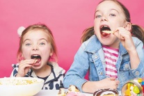 Làm gì khi trẻ nghiện đồ ăn vặt không lành mạnh?