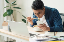Vừa ăn vừa làm: Thói quen dễ thấy, tác hại khó lường