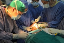 Phẫu thuật xuyên đêm cứu sống nam sinh bị thanh sắt đâm xuyên mặt