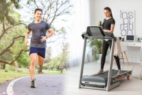 Chạy bộ trên máy hay chạy ngoài trời giúp đốt nhiều calo hơn?