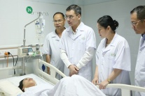 Tặng bằng khen cho 4 điều dưỡng xả thân cứu người ở Bệnh viện Sản Nhi Nghệ An