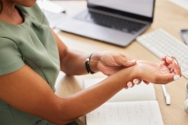 Bị run và đau nhức tay khi viết phải làm thế nào?