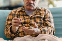 Mắc đái tháo đường, bị tê cứng tay về đêm có khỏi được không?