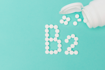 Vì sao nước tiểu đổi màu khi uống vitamin B2?