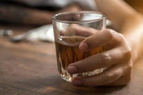 Vì sao run tay giảm khi uống một chút rượu?
