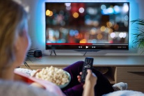 Nguy cơ đau lưng từ thói quen giải trí quen thuộc