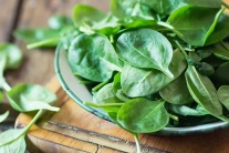 Rau chân vịt giàu sắt nhưng không dễ hấp thụ, nên chế biến ra sao? 