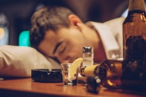 Chuyên gia tiết lộ lượng rượu tăng nguy cơ đột quỵ ở tuổi 60