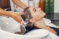 Tóc mềm mượt hơn với phương pháp gội đầu này